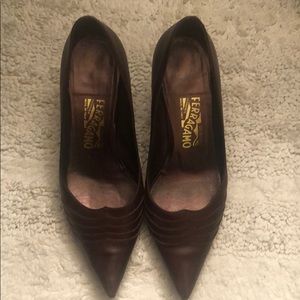 🌈🌈SALVATORE FERRAGAMO Bronze kitten heels.